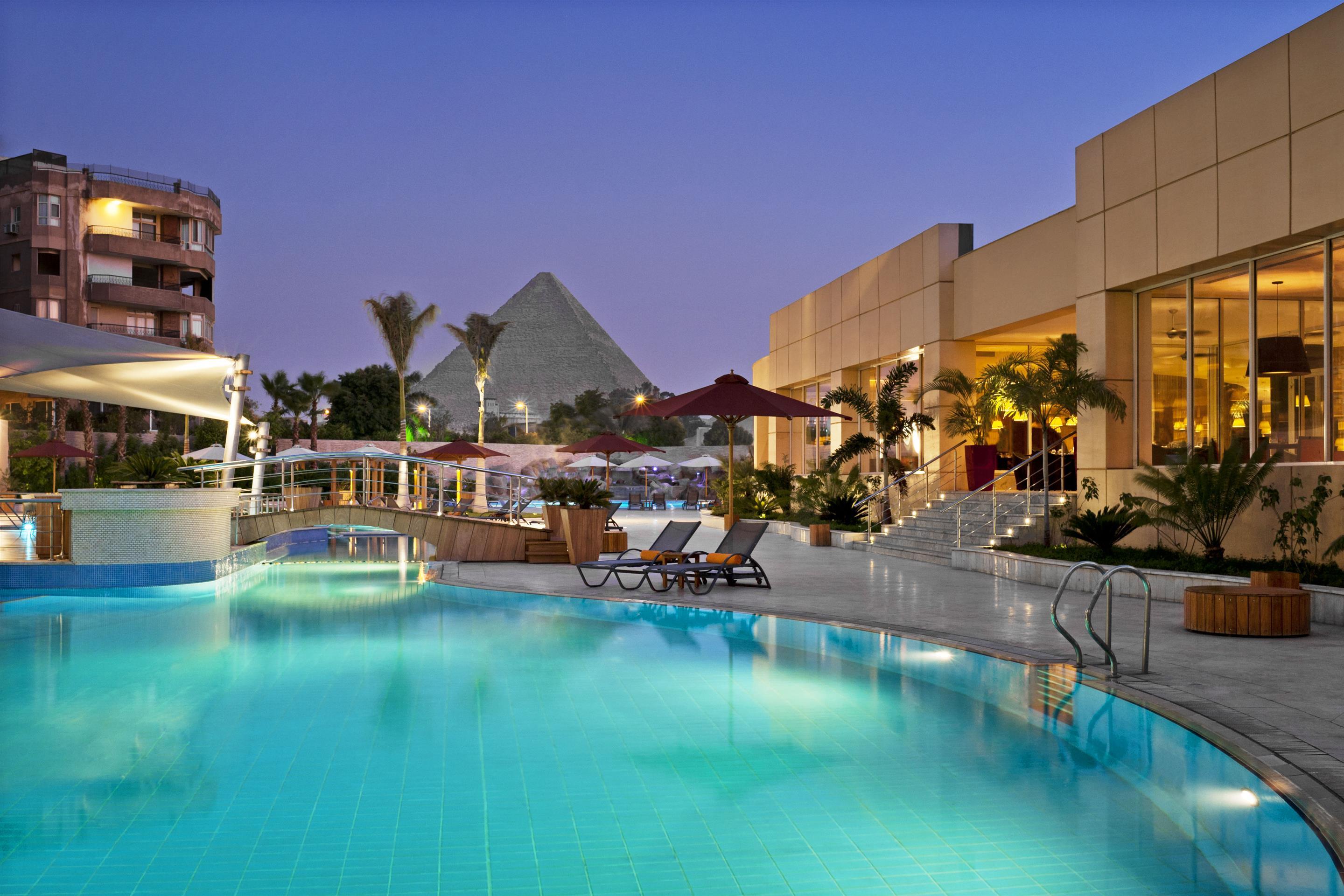 Le Meridien Pyramids Hotel & Spa Giza Екстер'єр фото